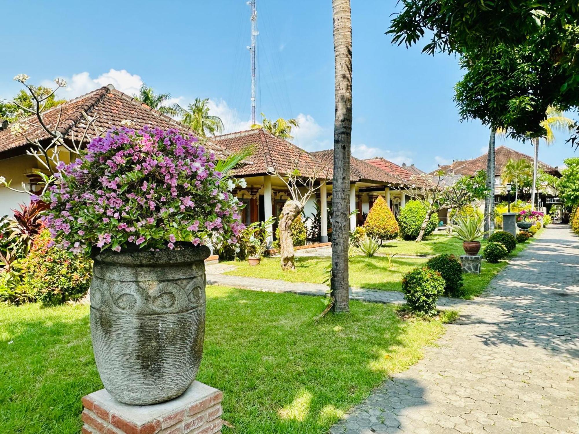 Puri Bali Hotel Lovina Beach Extérieur photo