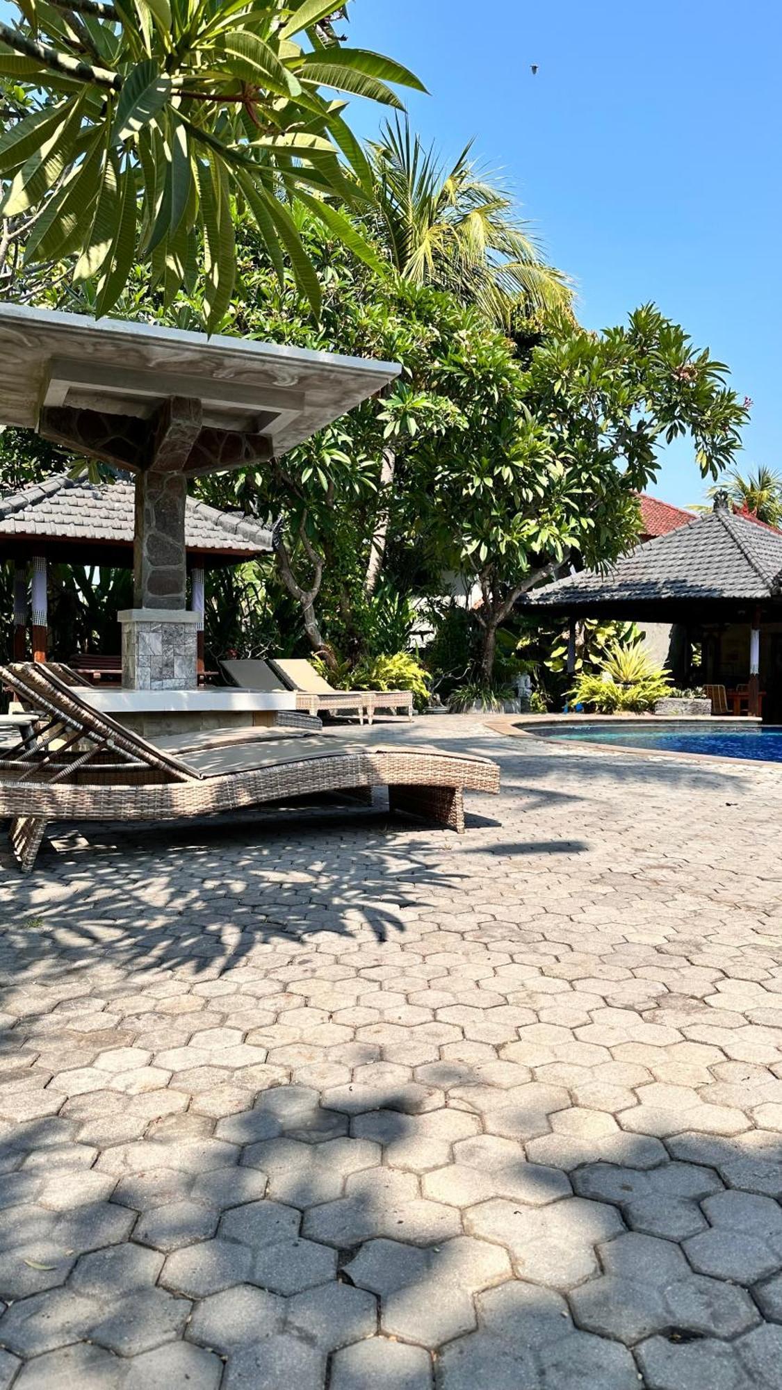 Puri Bali Hotel Lovina Beach Extérieur photo